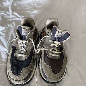 Balenciaga triple s Grey